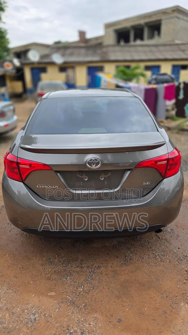 Toyota Corolla SE (1.8L 4cyl 6M) 2018 Brown