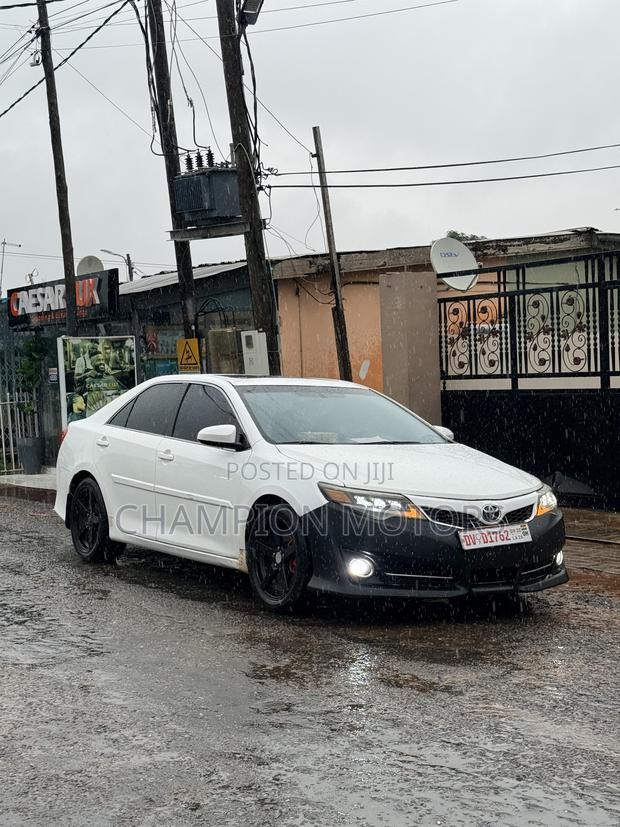 Toyota Camry SE 4dr Sedan (2.5L 4cyl 6A) 2013 White