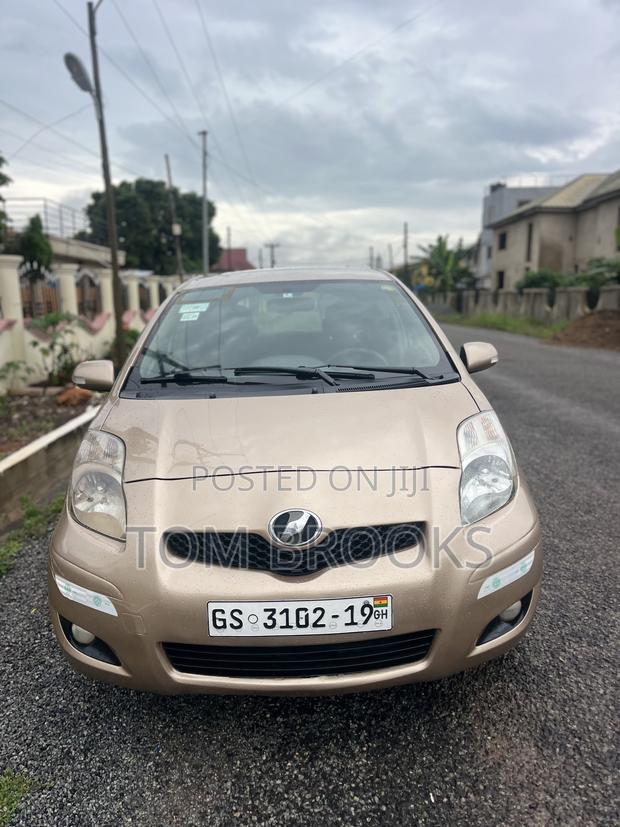 Toyota Vitz 2010 Gold