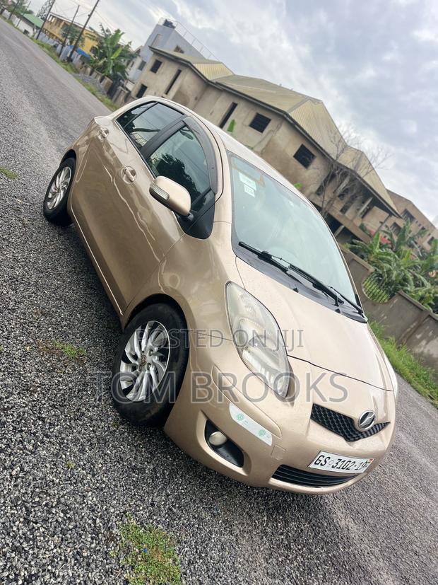 Toyota Vitz 2010 Gold