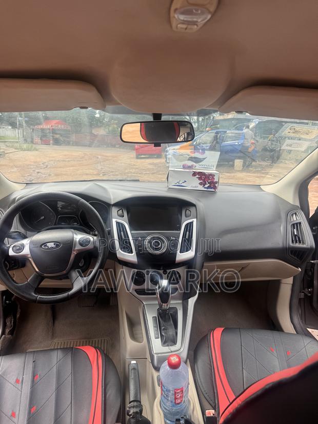 Ford Focus SE Sedan FWD (2.0L 4cyl 5M) 2012 Gray