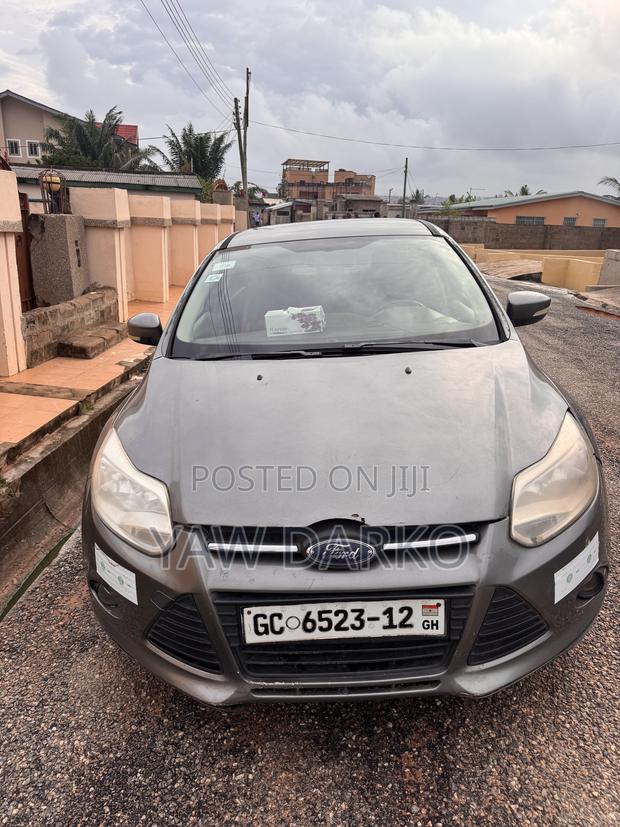 Ford Focus SE Sedan FWD (2.0L 4cyl 5M) 2012 Gray