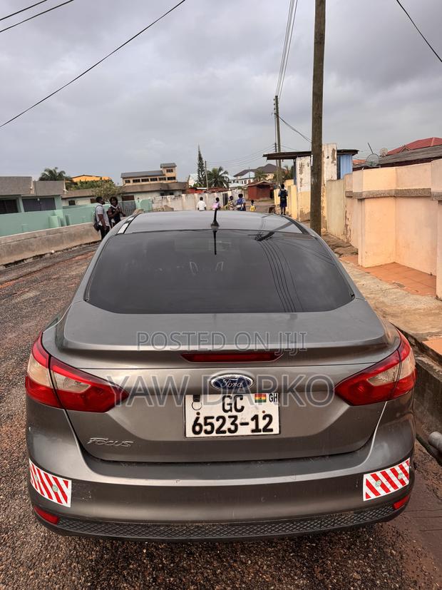 Ford Focus SE Sedan FWD (2.0L 4cyl 5M) 2012 Gray