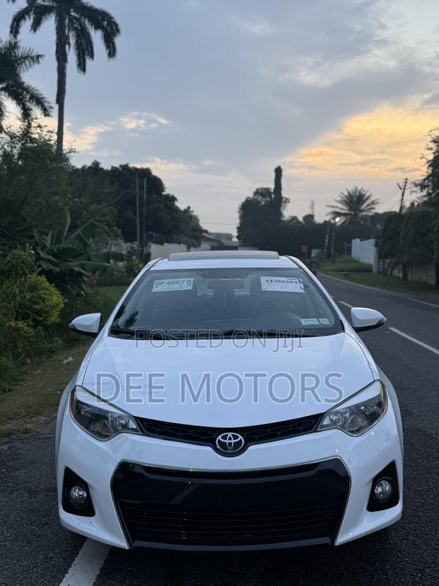 Toyota Corolla S w/Special Edition Pkg (1.8L 4cyl CVT) 2016 White