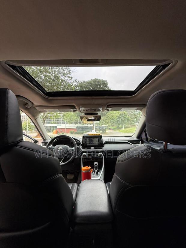 Toyota RAV4 XLE FWD 2019 White