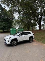Toyota RAV4 XLE FWD 2019 White for sale