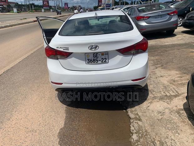 Hyundai Elantra SE Sedan FWD (1.8L 4cyl 6M) 2016 White