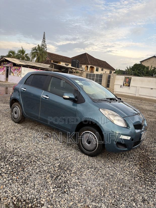 Toyota Vitz 1.5 FWD 5dr 2010 Blue