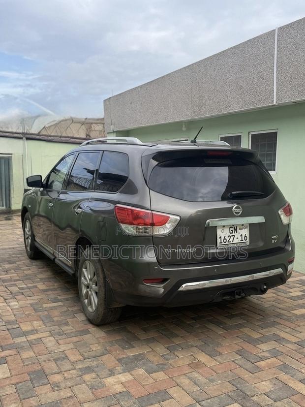 Nissan Pathfinder SV 4dr 4x4 (3.5L 6cyl) 2016 Gray