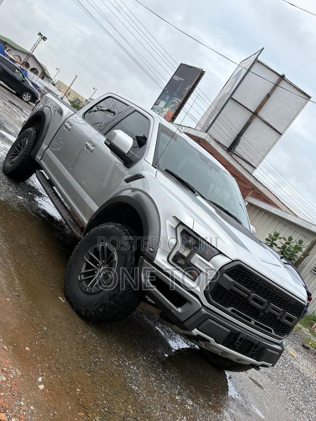 Ford F-150 Raptor 4x4 SuperCrew Cab Styleside 5.5 ft. box 145 in. WB Silver