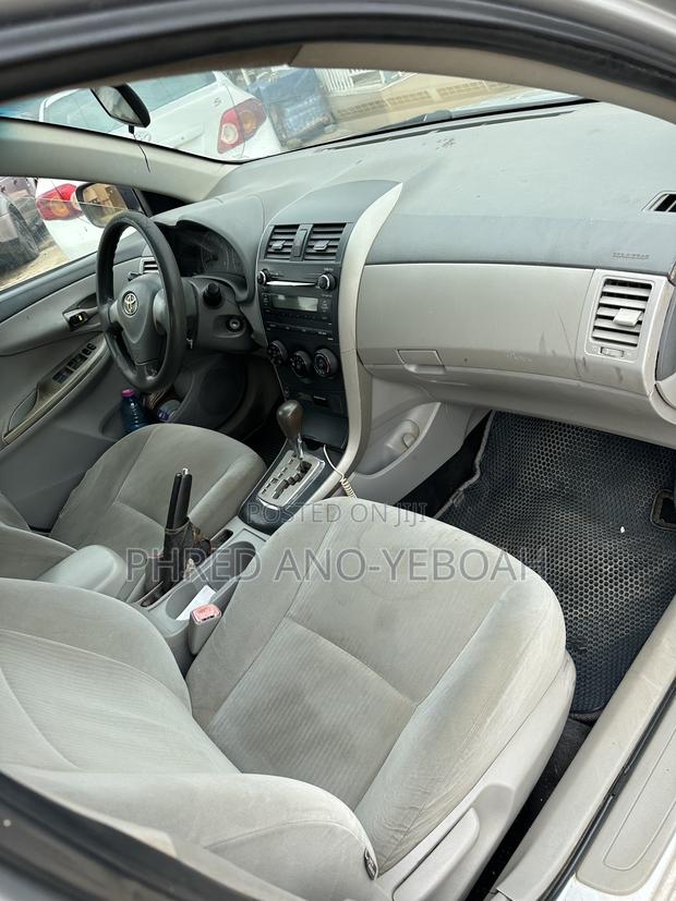 Toyota Corolla LE 4dr Sedan (1.8L 4cyl 4A) 2010 Silver
