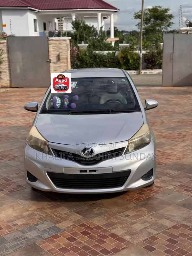 Toyota Vitz 2012 Silver