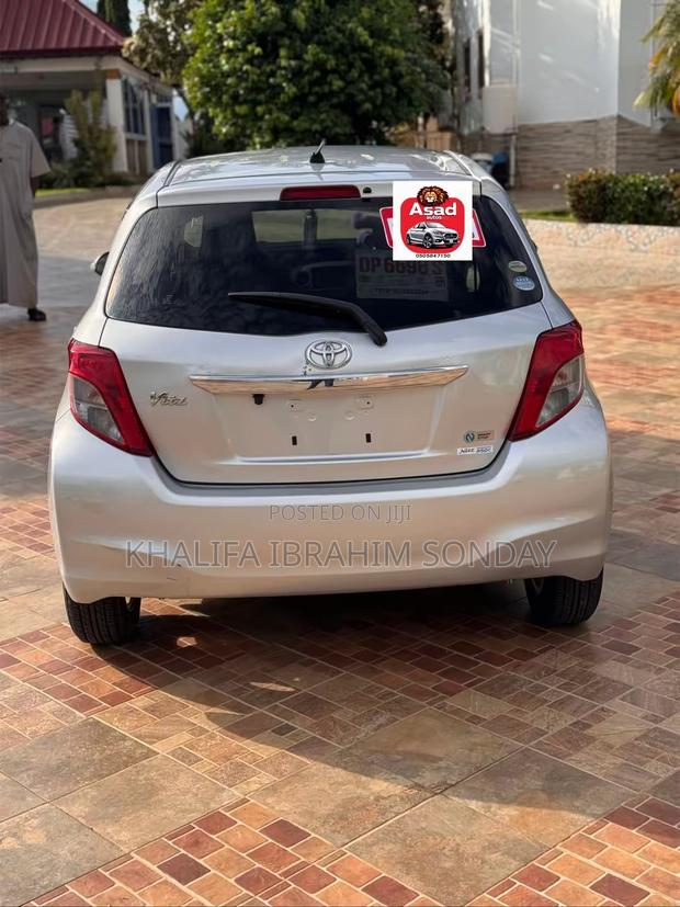 Toyota Vitz 2012 Silver