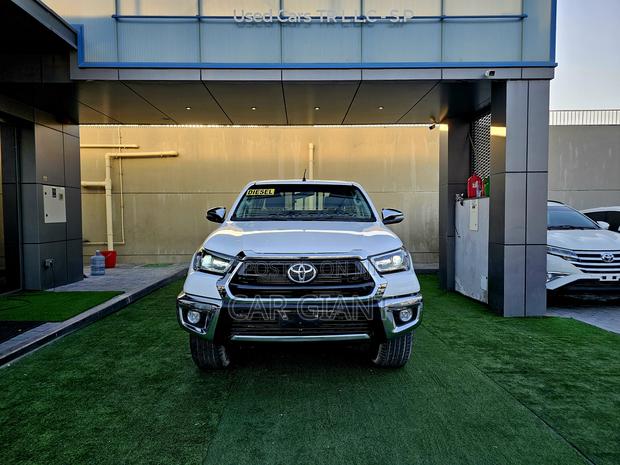 Toyota Hilux 2025 White