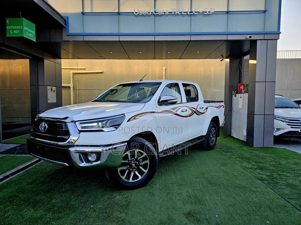 Toyota Hilux 2025 White