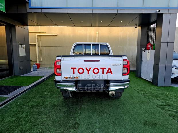 Toyota Hilux 2025 White
