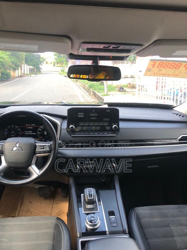 Mitsubishi Outlander SE Launch Edition 2022 Blue