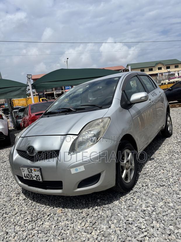 Toyota Vitz 1.3 FWD 5dr 2010 Silver