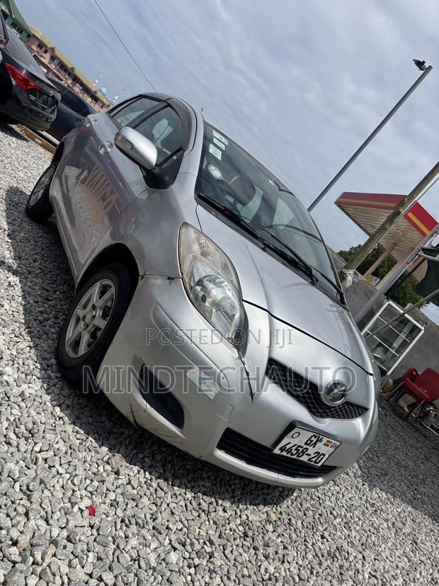 Toyota Vitz 1.3 FWD 5dr 2010 Silver