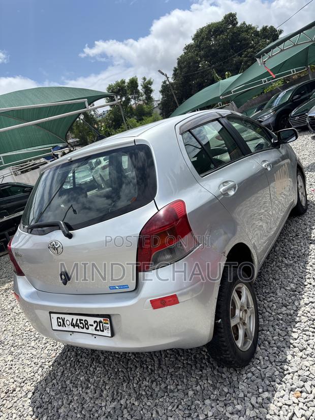 Toyota Vitz 1.3 FWD 5dr 2010 Silver