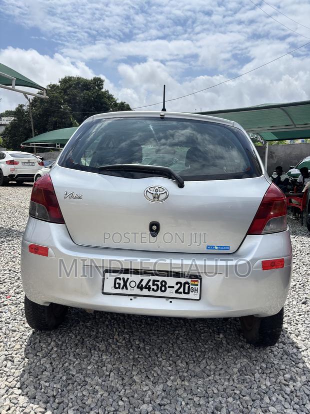 Toyota Vitz 1.3 FWD 5dr 2010 Silver