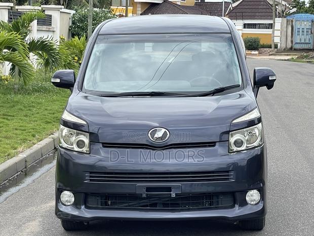 Toyota Voxy 2010