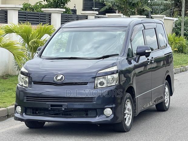 Toyota Voxy 2010