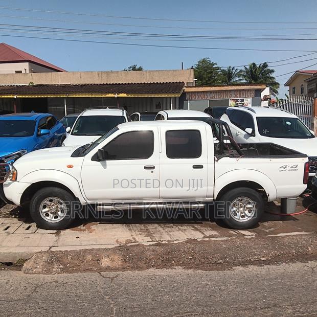 Nissan Hardbody 2014 White