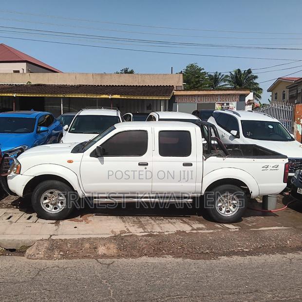 Nissan Hardbody 2014 White