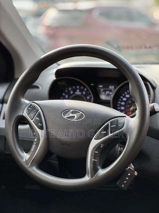Hyundai Elantra Limited Sedan FWD (1.8L 4cyl 6A) 2016 Silver