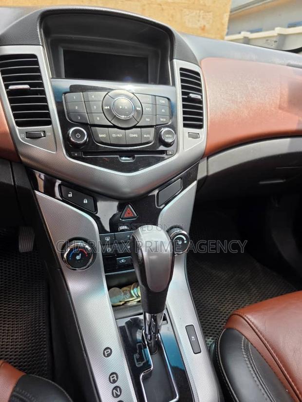 Chevrolet Cruze 1.8 Hatchback 2011 Burgundy