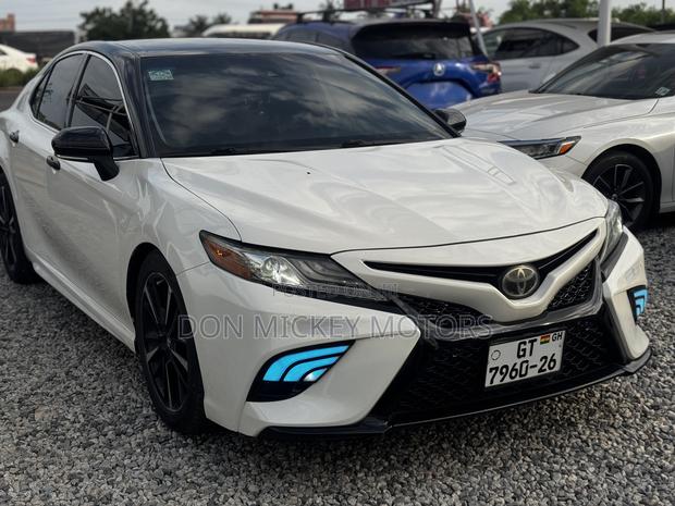 Toyota Camry XSE FWD (2.5L 4cyl 8AM) 2018 White