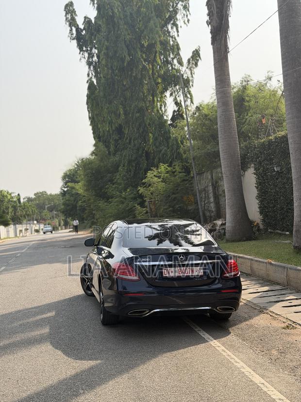 Mercedes-Benz E300 2019 Blue