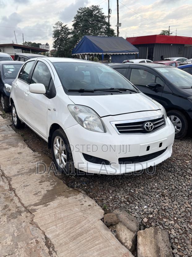 Toyota Yaris L Hatchback 5dr 2012 White