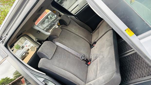 Toyota Voxy 2011 Silver