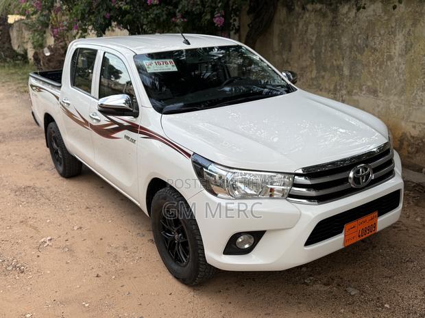 Toyota Hilux 2022 White