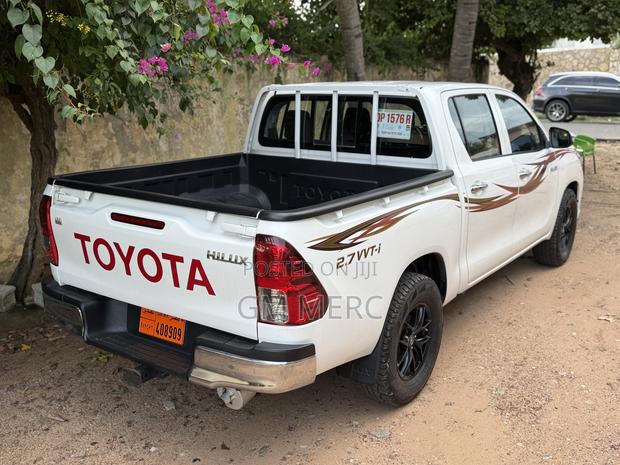 Toyota Hilux 2022 White
