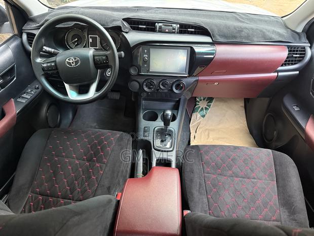 Toyota Hilux 2022 White