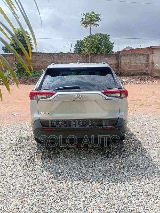 Toyota RAV4 XLE FWD 2020 Silver