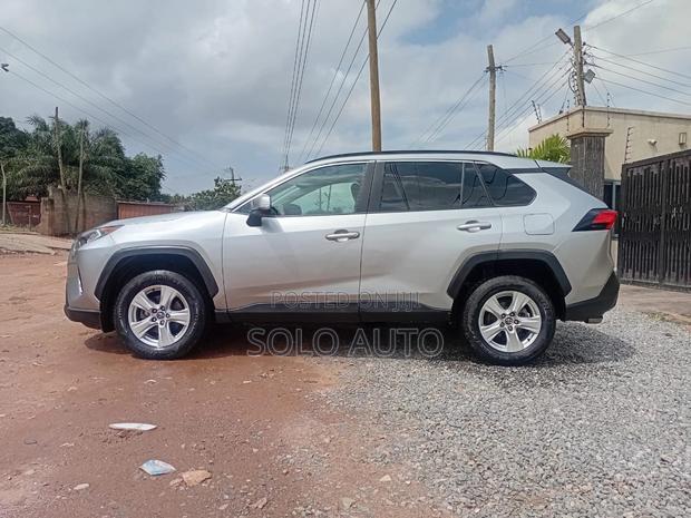 Toyota RAV4 XLE FWD 2020 Silver