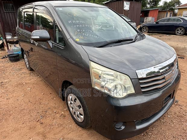 Toyota Noah 2.0 158hp FWD (8 Seater) 2011 Gray