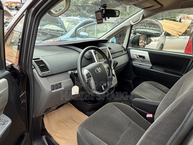 Toyota Noah 2.0 158hp FWD (8 Seater) 2011 Gray