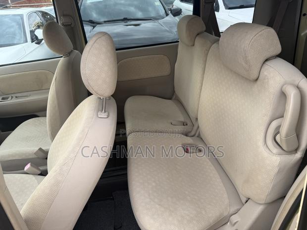 Toyota Sienta 1.5 AWD 2010 Yellow