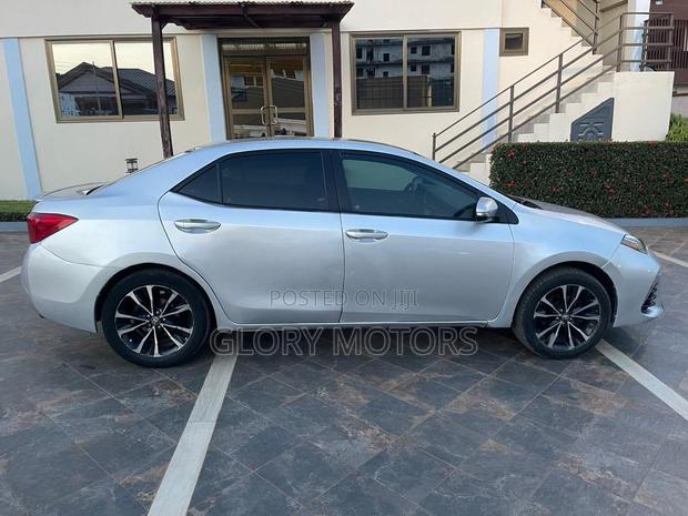 Toyota Corolla SE (1.8L 4cyl 6M) 2018 Silver