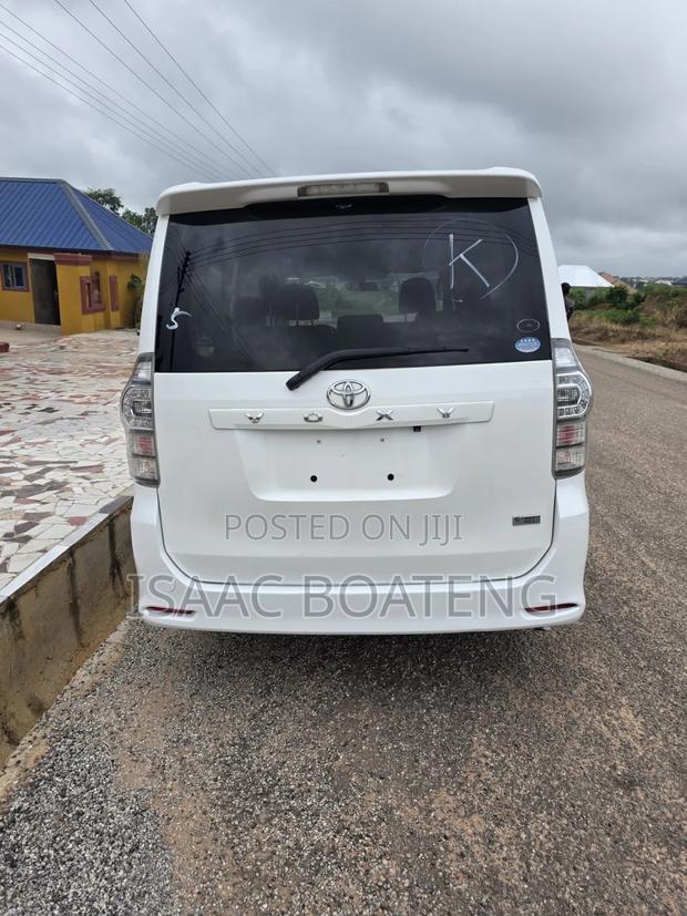 Toyota Voxy 2011 White
