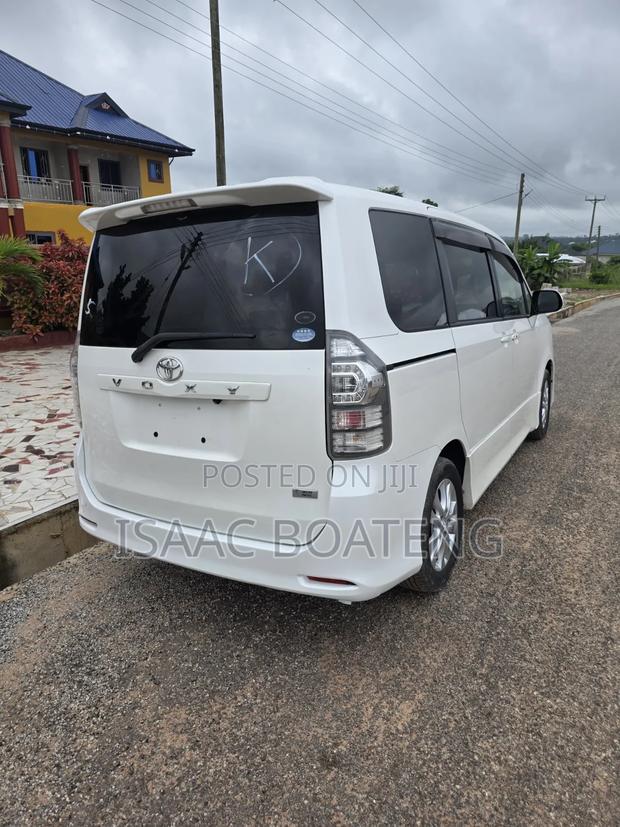 Toyota Voxy 2011 White