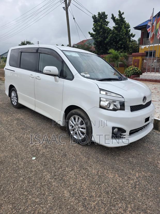 Toyota Voxy 2011 White