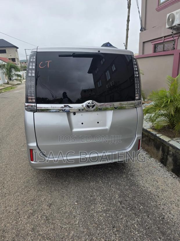 Toyota Voxy 2016 Silver