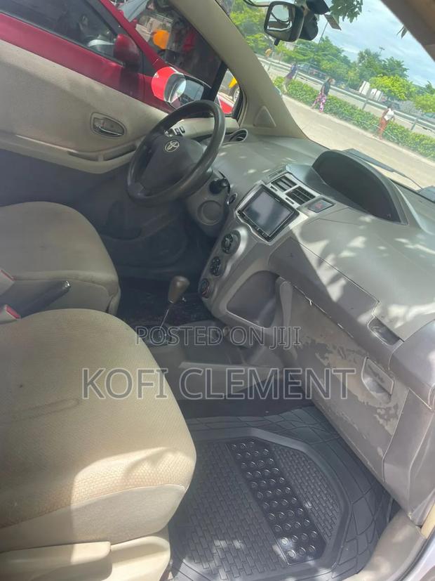 Toyota Vitz 2010 Silver