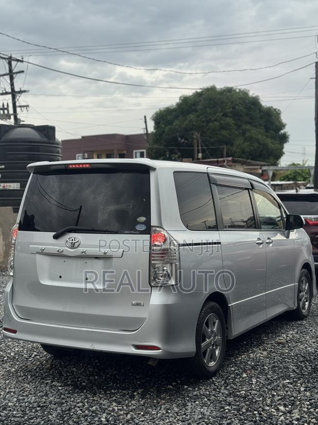 Toyota Voxy SV Premium 2014 Silver